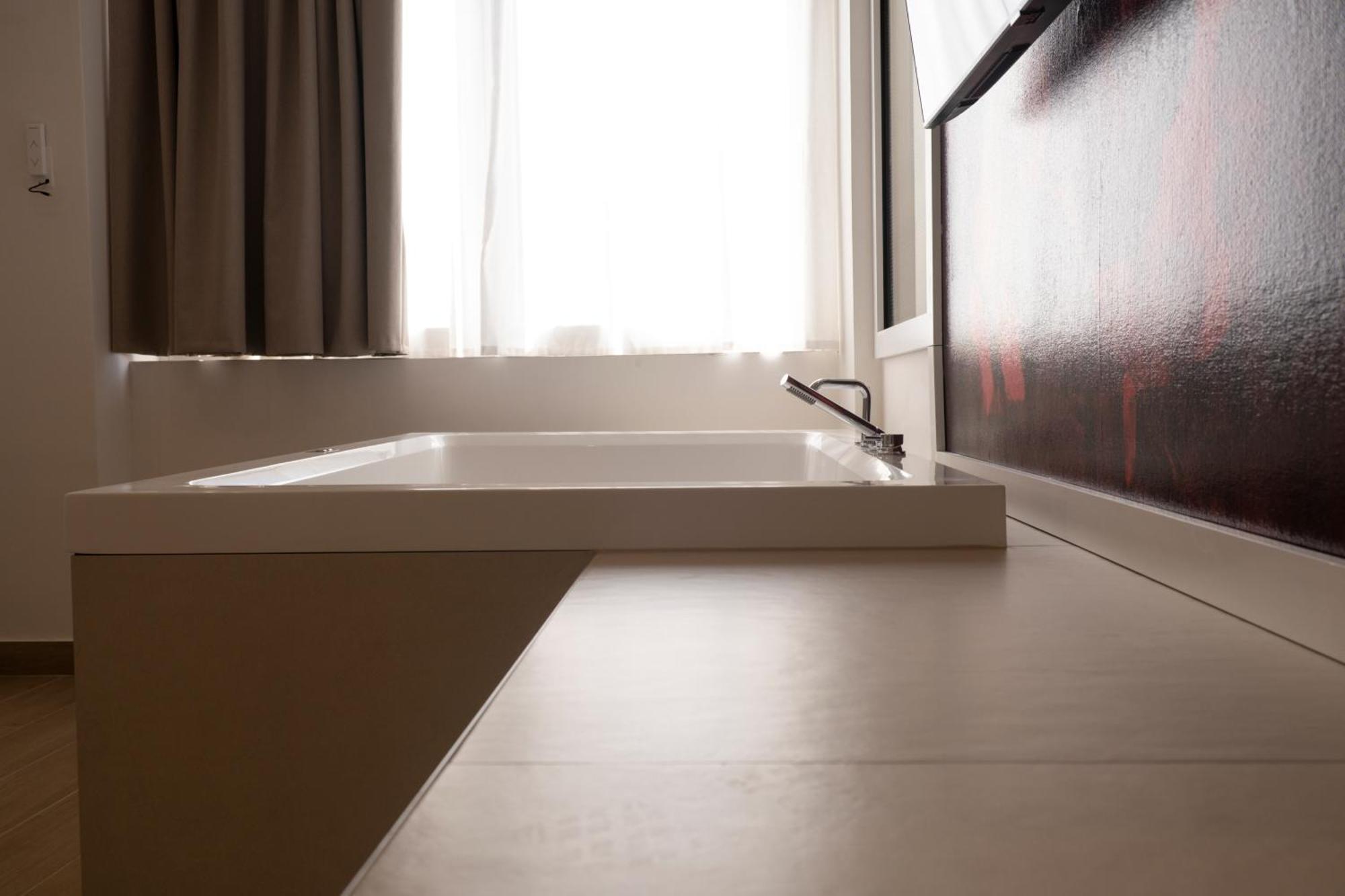 Monumental Luxury Rooms Caserta Exterior foto