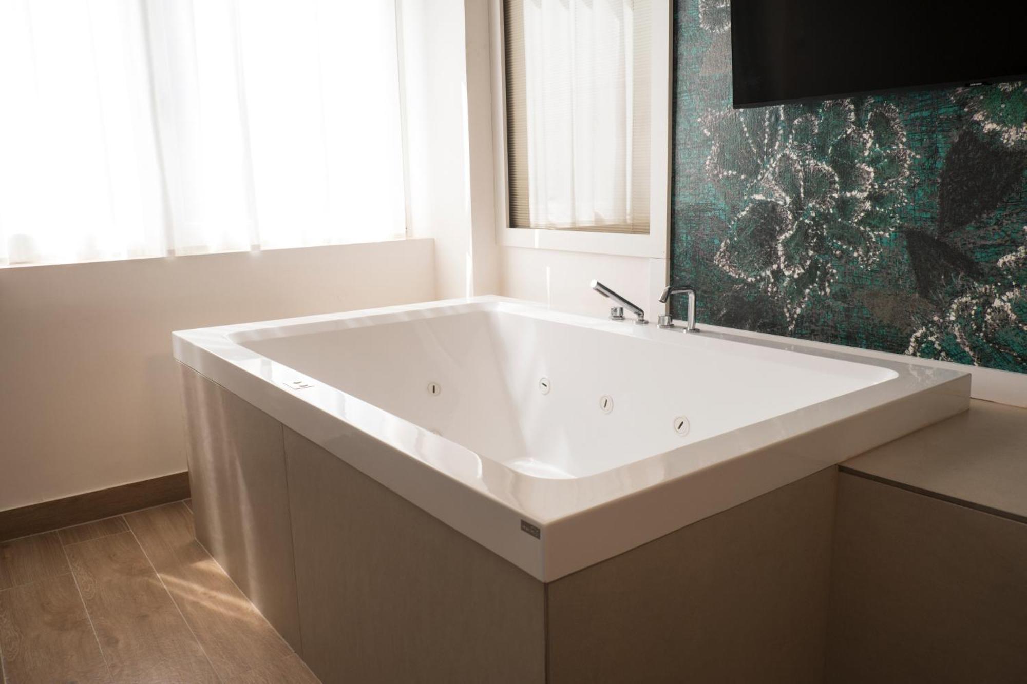 Monumental Luxury Rooms Caserta Exterior foto
